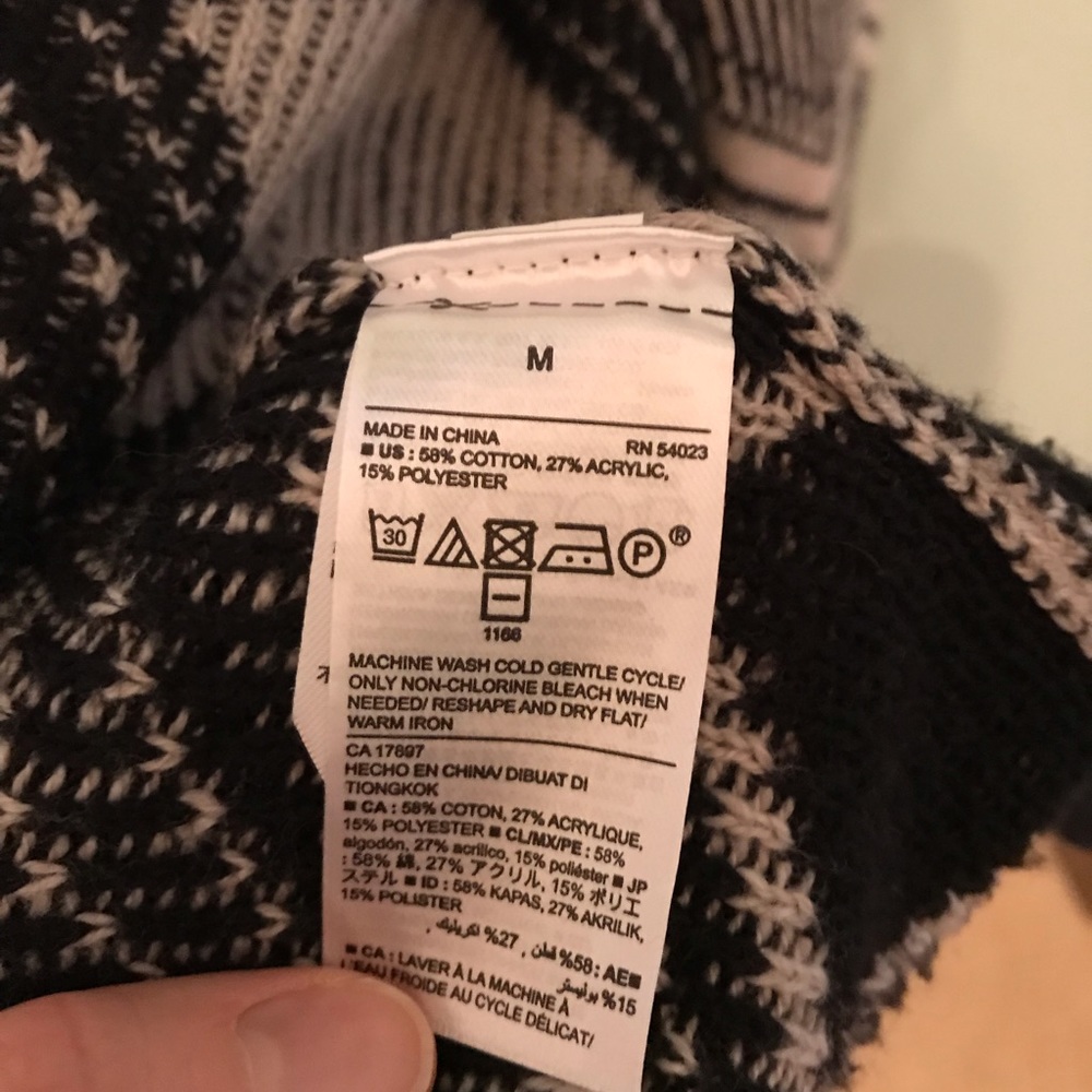 Old Navy Sweater Black & Cream Aztec Pattern SizeM - Picture 5 of 7